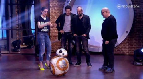 Mario Casas y Luis Tosar conocen a BB-8, el personaje de "Star Wars: el despertar de la fuerza"