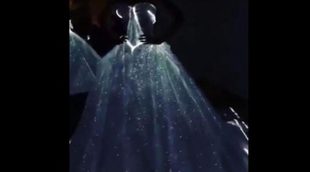 El espectacular vestido que lució Claire Danes ('Homeland') en la Met gala, ¡brilla en la oscuridad!