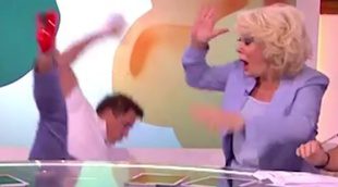 La aparatosa caída de John Barrowman en directo en 'Loose Women' en ITV