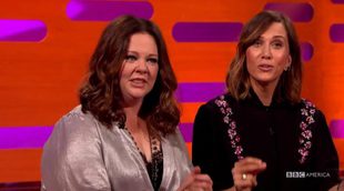 Melissa McCarthy y Kristen Wiig cantan el tema principal de 'Los Cazafantasmas' en el Show de Graham Norton