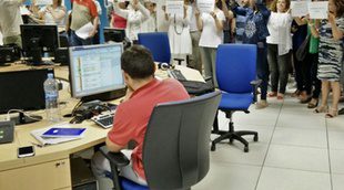 Los trabajadores de la cadena pública se han manifestado silenciosamente frente a la mesa de edición del informativo.