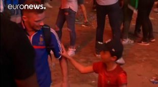Emotivo gesto de un niño portugués a un aficionado francés que llora desconsoladamente