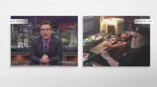 George RR Martin "muestra" a John Oliver una página de su libro Vientos de Invierno