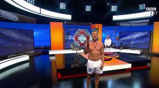 Gary Lineker ('BBC Sports') cumple su promesa de presentar el partido del día en ropa interior
