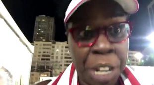 Leslie Jones ('Saturday Night Live') se arrodilla ante Kerri Walsh tras ganar la medalla de oro en los Juegos Olímpicos