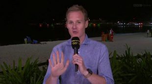 Un periodista deportivo de BBC se sorprende al ver una pareja practicando sexo en la playa detrás de él