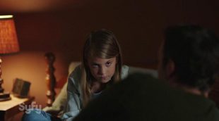 Una niña cree ver algo detrás de su padre en el nuevo avance de 'Channel Zero'
