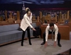 Miley Cyrus enseña a Jimmy Fallon a hacer Yoga en directo en 'The Tonight Show'