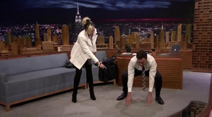 Miley Cyrus enseña a Jimmy Fallon a hacer Yoga en directo en 'The Tonight Show'