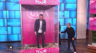 Bryan Cranston visita a Ellen para recaudar dinero metiéndoselo en los calzoncillos
