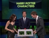 Eddie Redmayne y Lily Collins compiten por ver quien sabe más nombres de la saga "Harry Potter"