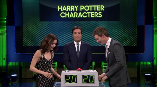 Eddie Redmayne y Lily Collins compiten por ver quien sabe más nombres de la saga "Harry Potter"