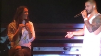 Maluma besa a Dama en su último concierto de Madrid