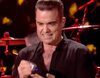 Robbie Williams usa desinfectante de manos tras tocar a unos fans en una actuación
