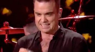 Robbie Williams usa desinfectante de manos tras tocar a unos fans en una actuación