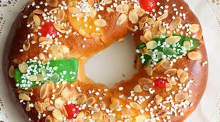 Estampan un roscón de Reyes a un reportero de Canal Sur mientras realizaba un reportaje sobre roscones