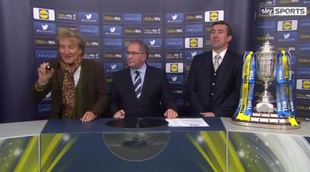 Rod Stewart la lía en el sorteo de la Copa Escocesa de fútbol