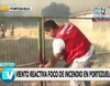 Un reportero graba cómo un hombre intenta abrir un candado sin saber que al lado había acceso