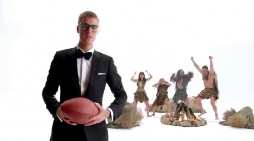 Justin Bieber, Rob Gronkowski y Terrell Owens bailan en el anuncio de T-Mobile para la Super Bowl 2017
