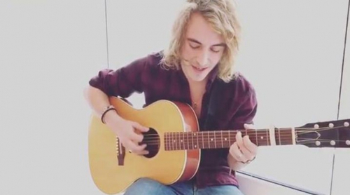 Manel Navarro se arranca con el tema 'Tenerife Sea' en acústico en Kiev