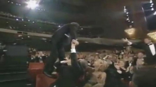 Roberto Benigni se sube a las butacas tras ganar el Oscar