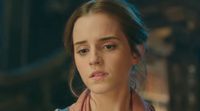 Emma Watson le limpia la cara una reportera durante una entrevista de 'La Bella y la Bestia'