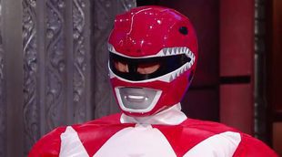 Bryan Cranston sorprende a Stephen Colbert como el nuevo Power Ranger Rojo