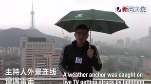 Un reportero chino es alcanzado por un rayo en directo mientras informaba sobre las fuertes tormentas