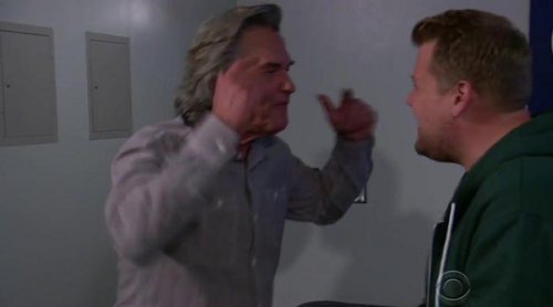 James Corden intenta escapar de Kurt Russel, sin éxito, en un divertido sketch de 'The Late Late Show'