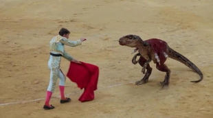 Así muere un velociraptor a manos de un torero en una impactante campaña contra la fiesta de los toros
