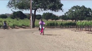 'Las Kardashian': La estrepitosa caída en bici de Kendall Jenner con su abrigo rosa