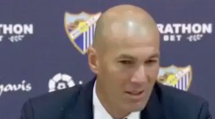 Los jugadores del Real Madrid bañan a Zidane con champán durante la rueda de prensa