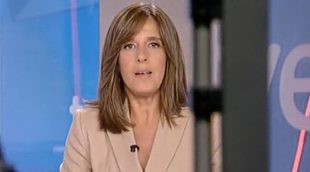 Ana Blanco ni se inmuta cuando una cámara se cuela entre ella y el teleprompter