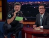Andy Serkis, con la voz de Gollum, parodia tuits de Donald Trump en 'The Late Show with Stephen Colbert'