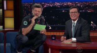 Andy Serkis, con la voz de Gollum, parodia tuits de Donald Trump en 'The Late Show with Stephen Colbert'