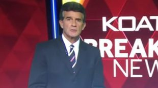 Doug Fernández, presentador del informativo de la cadena norteamerica KOAT 7, tira los papeles  en directo