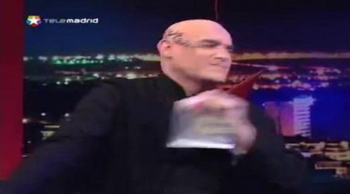 Shangay Lily rompe una foto de Esperanza Aguirre en 'Territorio comanche'