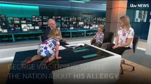 Una niña se sube a la mesa de un informativo en pleno directo ante la atónita mirada del presentador