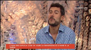 Un reportero de TV3 se suma a los manifestantes y salta sobre un coche de la Guardia Civil