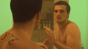 Escena de 'Future Man' con el descomunal pene de Josh Hutcherson por partida doble