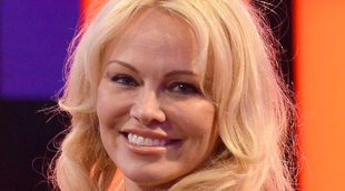 Pamela Anderson habla sobre las fiestas Playboy y la independencia de Cataluña en el avance de 'Chester'