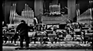 France Gall interpreta la canción "Poupée de cire poupée de son" en el Festival de Eurovisión de 1965