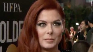 Debra Messing denuncia la desigualdad salarial en E! en una entrevista con una reportera en los Globos de Oro