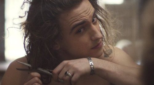 Manel Navarro se corta el pelo en el videoclip de "Voulez-vous danser?"