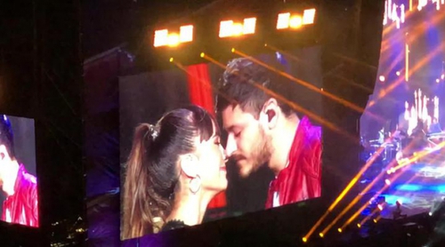 Aitana y Cepeda sorprenden con un beso tras cantar "No puedo vivir sin ti" en el concierto del Bernabéu