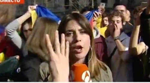 Boicotean una conexión de Antena 3 Noticias en Barcelona al grito de "prensa española, manipuladora"