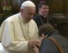 El Papa Francisco desata la polémica por evitar de forma brusca que sus feligreses le besen la mano