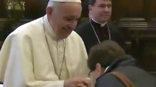 El Papa Francisco desata la polémica por evitar de forma brusca que sus feligreses le besen la mano
