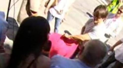 Cristina Pedroche regala un capote a Tom Cruise y unas castañuelas a Cameron Díaz