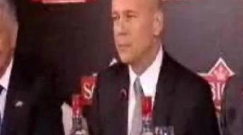 Bruce Willis pronosticó el 2-0 de España a Honduras en un reportaje de Paula Prendes